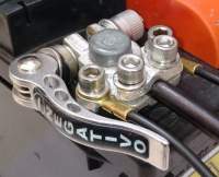 JUEGO DE TERMINALES CON UNA PINZA AJUSTABLE PARA BATERIA DE USO AUTOMOTRIZ