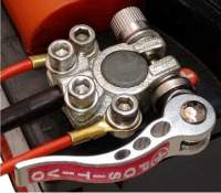 JUEGO DE TERMINALES CON UNA PINZA AJUSTABLE PARA BATERIA DE USO AUTOMOTRIZ